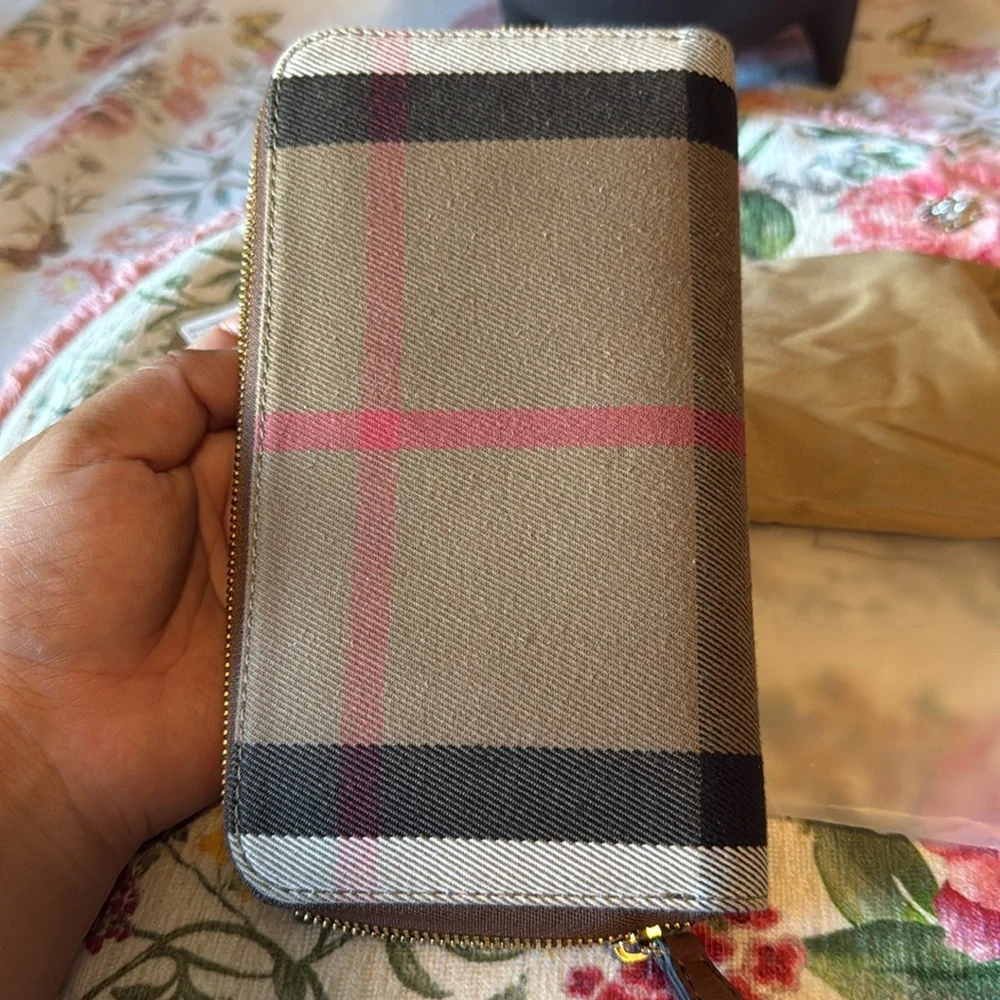 Gently used Burberry wallet - Picture 4 of 5